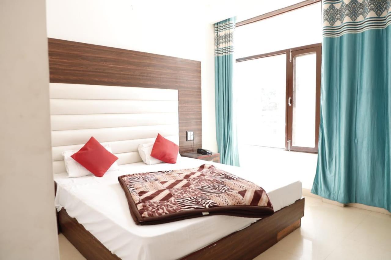 Rahul Hotel & Restaurant 무소리에 외부 사진