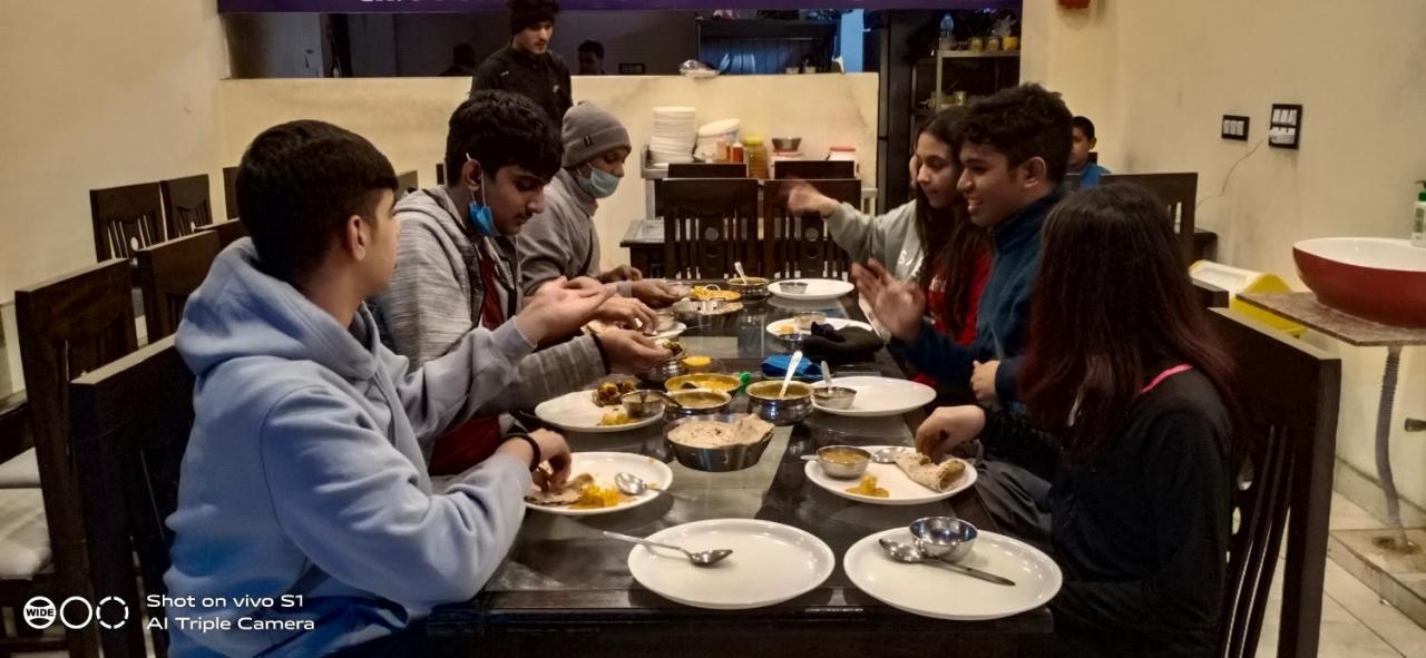 Rahul Hotel & Restaurant 무소리에 외부 사진