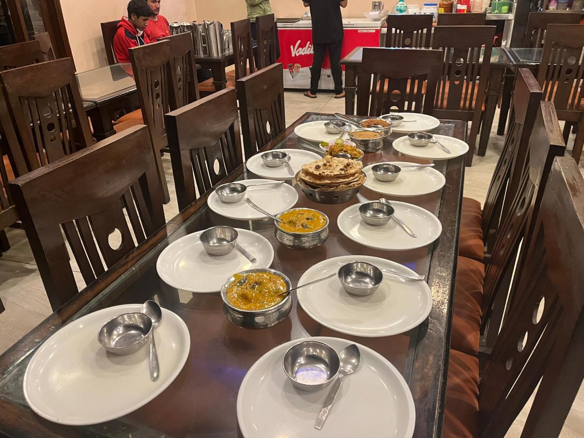 Rahul Hotel & Restaurant 무소리에 외부 사진