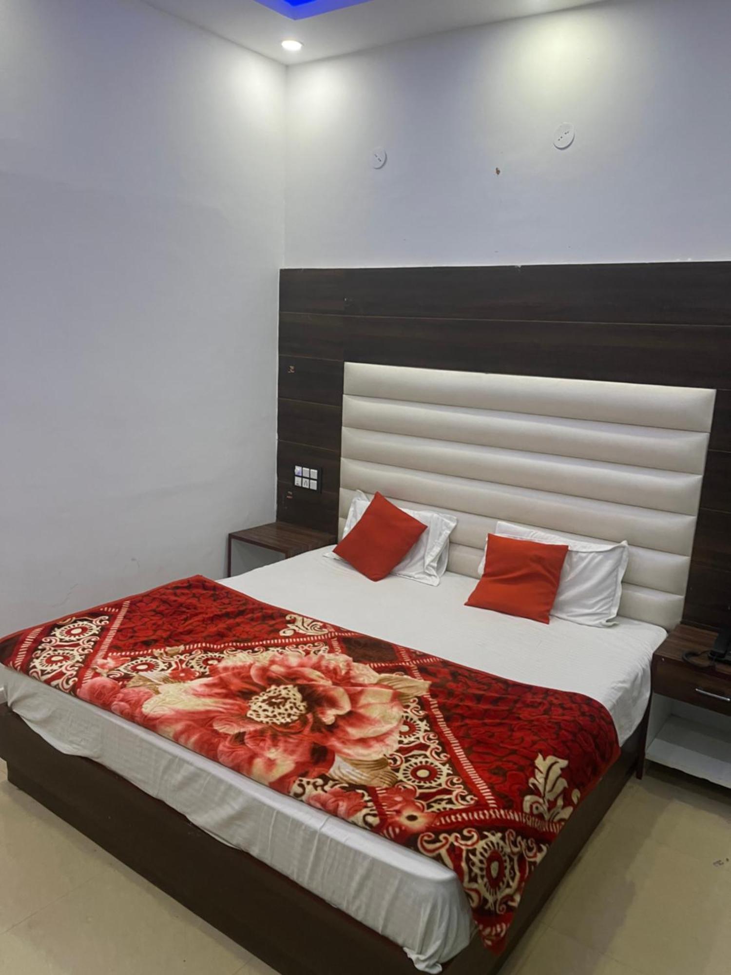 Rahul Hotel & Restaurant 무소리에 외부 사진