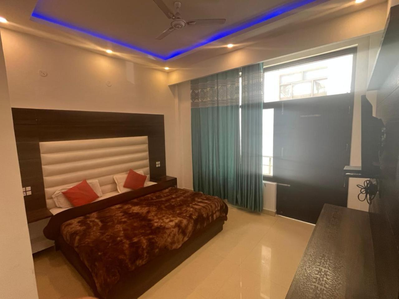 Rahul Hotel & Restaurant 무소리에 외부 사진