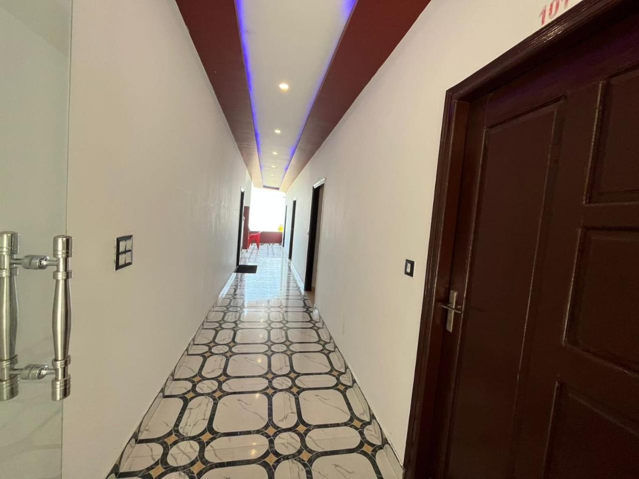 Rahul Hotel & Restaurant 무소리에 외부 사진