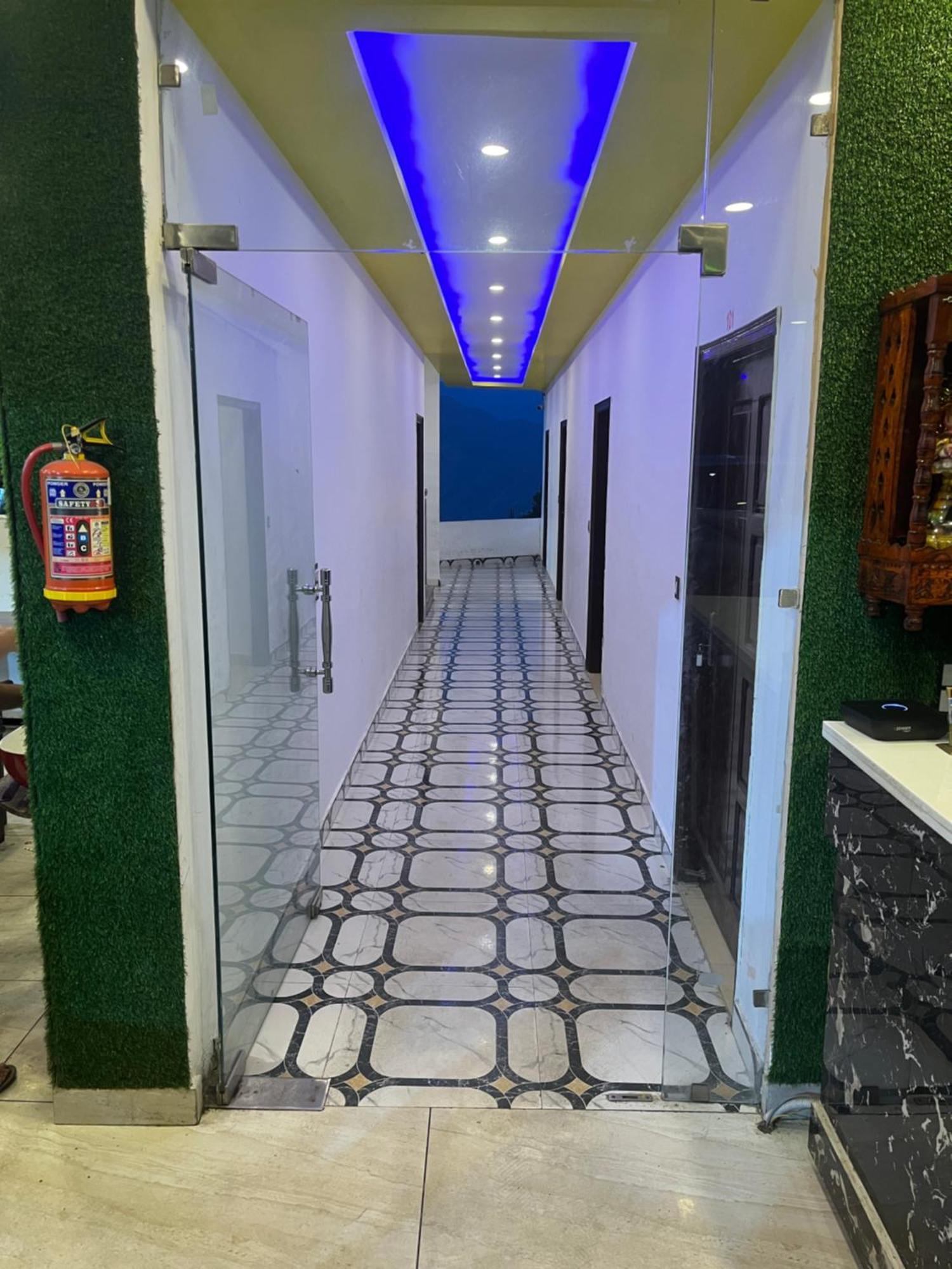 Rahul Hotel & Restaurant 무소리에 외부 사진