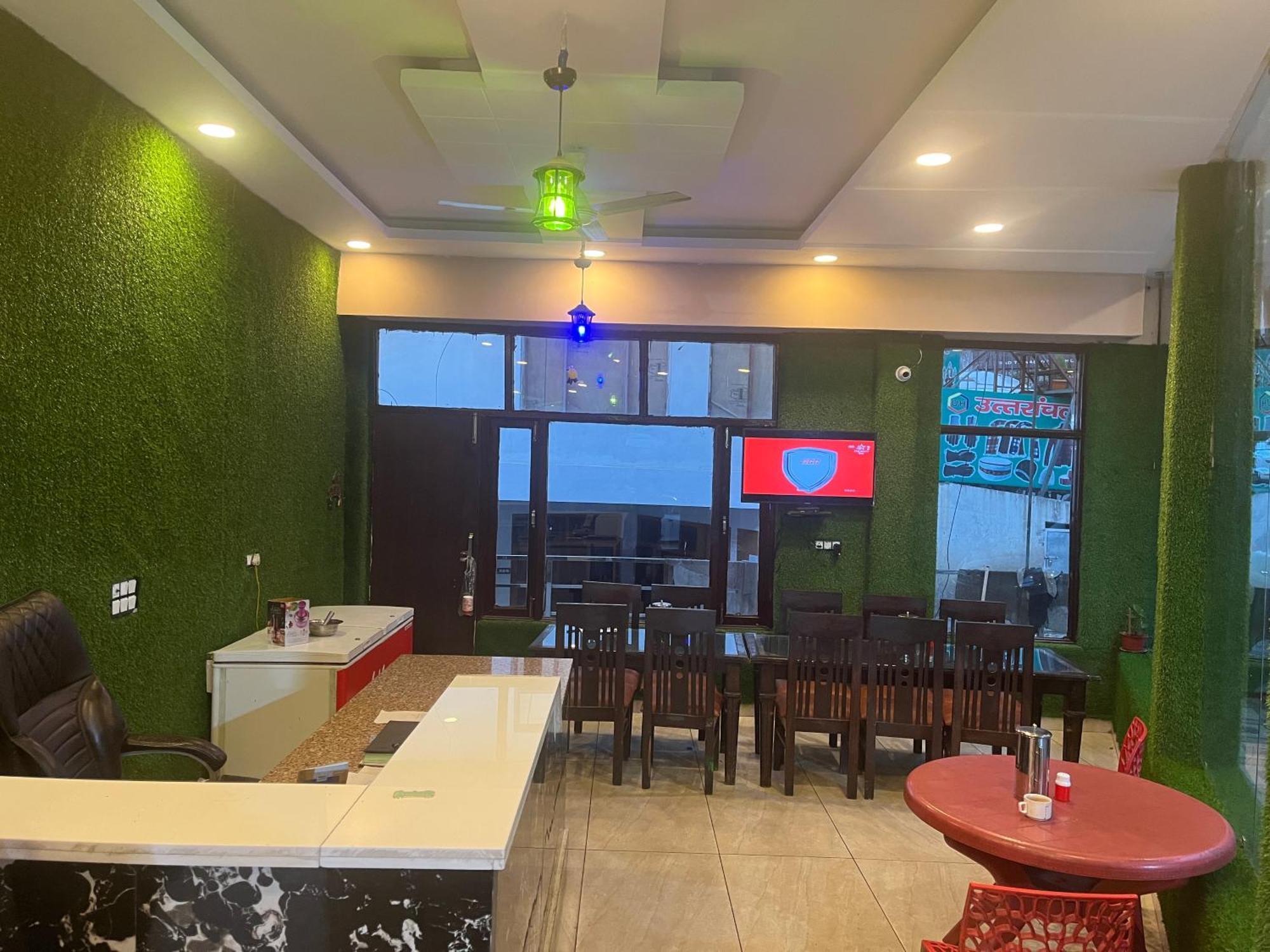 Rahul Hotel & Restaurant 무소리에 외부 사진